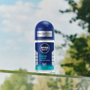 NIVEA MEN Fresh Ocean dezodorant roll-on 48h, błękitna etykieta i przezroczysty korpus, widok z przodu.