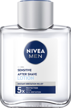 NIVEA MEN Sensitive After Shave Lotion, przezroczysta butelka z białym korkiem i niebieską etykietą, widok lekko z boku.