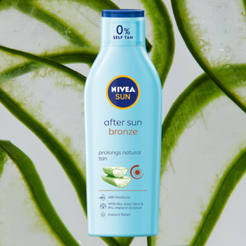 NIVEA SUN After Sun Bronze, balsam przedłużający opaleniznę w turkusowej butelce z aloesem.