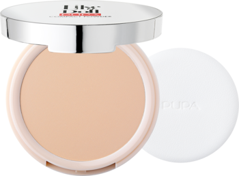 Matujący puder PUPA Like a Doll, jasnobeżowy, w okrągłym kompakcie ze srebrnym wieczkiem i białym puszkiem obok.