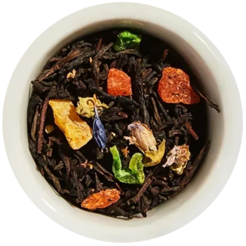 Adalbert’s Tea Tropical Black Tea, luźna mieszanka w białej miseczce, widok z góry. Ciemna herbata z kawałkami mango, papai i melona.