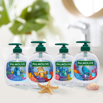 Cztery butelki mydła Palmolive Aquarium z zielonymi pompkami i barwnymi morskimi zwierzętami na etykietach.
