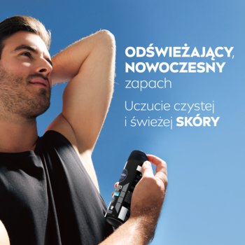 NIVEA MEN Black & White Fresh Antyperspirant w sprayu w użyciu. Mężczyzna aplikuje, czując świeży zapach pod błękitnym niebem.