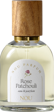 Elegancka butelka perfum Nou Rose Patchouli eau de parfum z drewnianym korkiem, biała etykieta z różą. Nuty róży i paczuli. Widok z przodu.