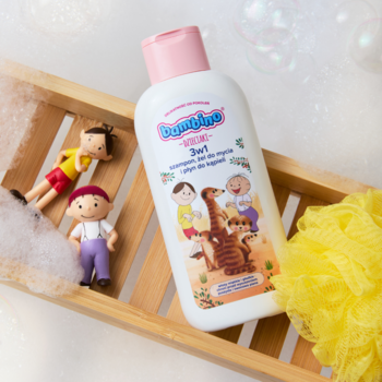 Bambino Dzieciaki 2w1 żel do ciała i włosów Bolek i Lolek 400ml, biała butelka na drewnianej półce.