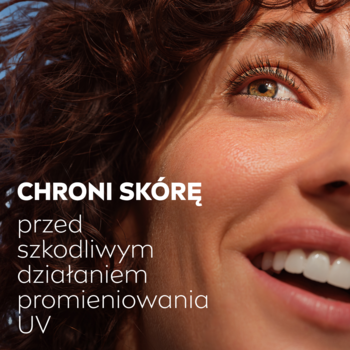Zbliżenie na uśmiechniętą twarz kobiety z tekstem "CHRONI SKÓRĘ przed promieniowaniem UV". Promuje krem NIVEA Q10 SPF30.