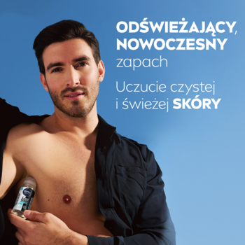 Mężczyzna aplikujący NIVEA MEN Black & White Fresh Antyperspirant roll-on 72h na tle błękitnego nieba.