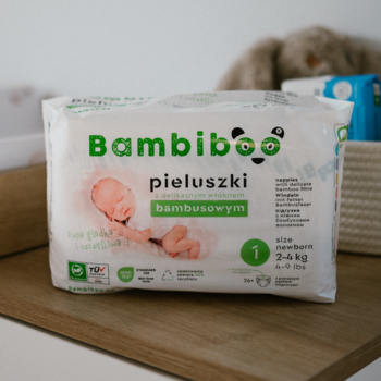 Bambiboo pieluszki jednorazowe, bambusowe, rozmiar 1 Newborn 2-4kg, białe opakowanie z zielonym logo, widok z przodu.