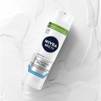 NIVEA MEN Sensitive Regenerujący Żel do golenia, biała puszka z niebieskim wzorem, z góry na mlecznym tle.