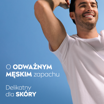 Uśmiechnięty mężczyzna w białej koszulce, na niebieskim tle, z tekstem o odważnym zapachu i pielęgnacji skóry.