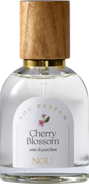 Nou Cherry Blossom woda perfumowana, butelka z przezroczystego szkła, drewniana zakrętka, kwiat wiśni na etykiecie.