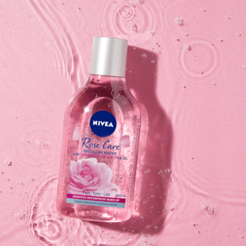 Butelka NIVEA Rose Care micelarny płyn dwufazowy na różowym tle z falami wody. Widok z góry.