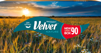 Velvet Nature chusteczki w kompaktowym pudełku na tle złotego pola zboża o zachodzie słońca, z napisem NEW 90.