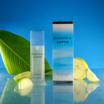 La Rive Donna Carina damska woda perfumowana, butelka i opakowanie na mokrym niebieskim tle z cytryną.