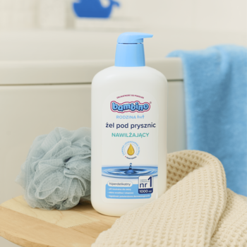 Bambino Rodzina nawilżający żel pod prysznic 1000 ml z oliwką, biała butelka z niebieską pompką w łazience.