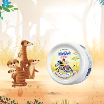 Biały słoik kremu Bambino Dzieciaki Lekki do buzi i ciała Bolek i Lolek – Zebra, w tle meerkaty.