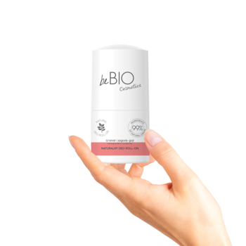 beBIO naturalny dezodorant roll-on z ałunem, goji i granatem, w białej butelce, trzymany w dłoni.