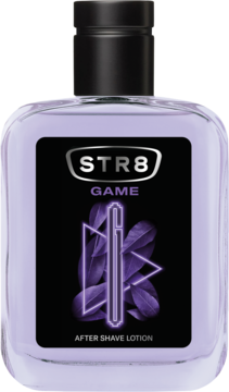STR8 GAME After Shave Lotion, fioletowa butelka z czarną etykietą i geometrycznym wzorem, widok z przodu.