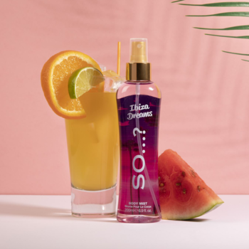 Mgiełka So...? Ibiza Dreams w szklanej butelce, obok letni drink z pomarańczą i arbuz na różowym tle.