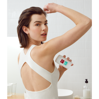 Kobieta aplikuje antyperspirant Hidrofugal Dusch-Frische w sztyfcie, białe opakowanie z czerwoną i turkusową etykietą.