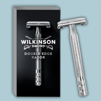 Wilkinson Sword Double Edge, srebrna maszynka na żyletki o teksturowanej rączce, obok czarne pudełko.