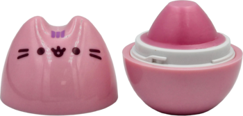 Pusheen x AURA truskawkowy balsam do ust, otwarty. Różowa nakrętka-Pusheen obok różowego stożkowego sztyftu.