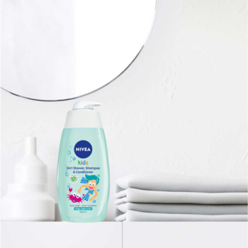 Błękitna butelka NIVEA KIDS 2w1 żelu do mycia ciała i włosów z pompką, z morskimi postaciami, na białej półce.