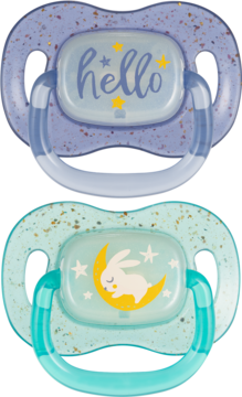 Dwa symetryczne smoczki silikonowe, brokatowe: fioletowy 'hello' z gwiazdkami i turkusowy z królikiem na księżycu.