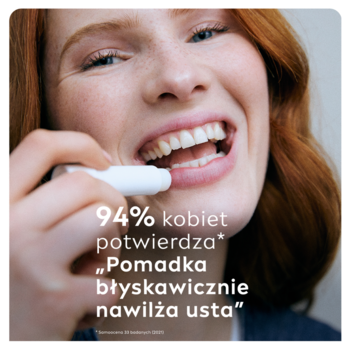 Kobieta nakłada białą pomadkę NIVEA Hydro Care na usta. Uśmiecha się. Tekst: błyskawicznie nawilża usta.