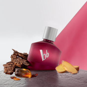 Bruno Banani Loyal Man EDP, czerwony flakon z logotypem bb, otoczony bursztynem i imbirem, widok pod kątem.