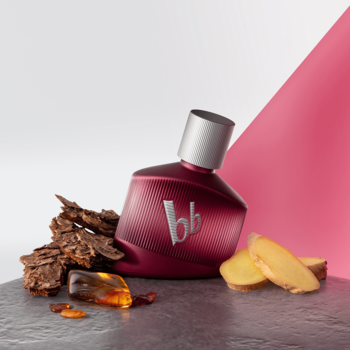 Woda perfumowana bruno banani Loyal Man, karmazynowa butelka bb z prążkami, otoczona imbirem i korą drzewa.
