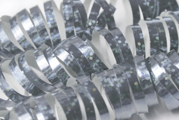 Srebrne holograficzne serpentyny, gęsto zwinięte, z mieniącym się efektem na białym tle. Idealne na urodziny.