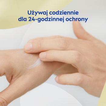 Zbliżenie dłoni, jedna aplikuje biały krem NIVEA Anti-Age Care 3w1 na skórę drugiej dłoni.
