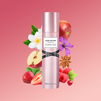 Miss So...? Love Potion perfumowana mgiełka do ciała, różowa butelka z owocami i kwiatami na różowym tle.