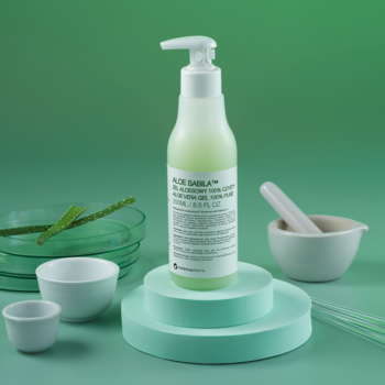 Aloesowy żel z witaminą E w białej butelce z pompką, nawilżający, na zielonym tle, widok z przodu.