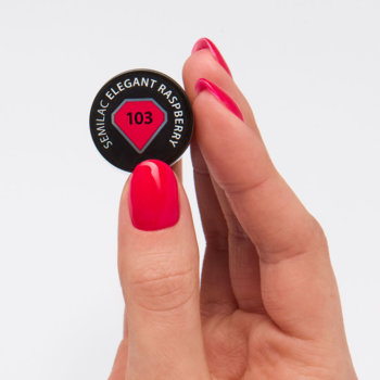 Dłoń z neonowymi paznokciami trzyma czarną nakrętkę lakieru Semilac 103 Elegant Raspberry z czerwoną etykietą.