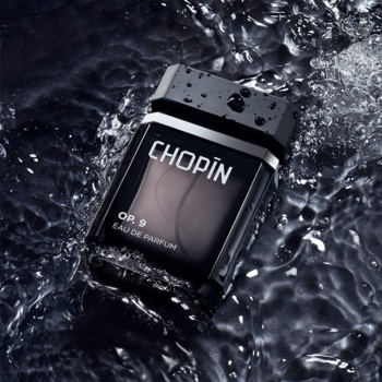 Czarne perfumy Chopin OP.9 Eau de Parfum dla mężczyzn, stojące w ciemnej wodzie z rozpryskami, widok z góry.