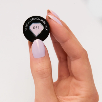 Dłoń z paznokciami Semilac French Beige Milk 051 trzyma czarną nakładkę z numerem koloru.