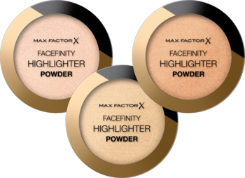 Trzy okrągłe pudry rozświetlające Max Factor Facefinity w złotych opakowaniach, w trzech odcieniach, ułożone na sobie.