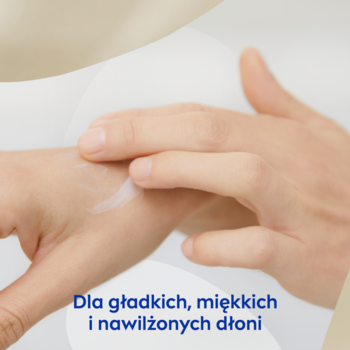 Zbliżenie na dłonie: jedna wmasowuje krem NIVEA Intensive Moisture w drugą, nawilżając. Tekst o gładkich dłoniach.