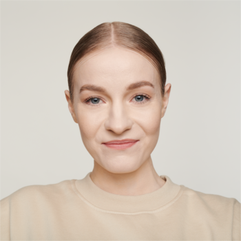 Portret młodej kobiety z nieskazitelną cerą i subtelnym makijażem, efekt podkładu HD Liquid Coverage.