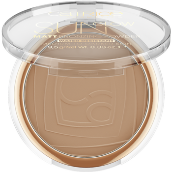 Puder brązujący Catrice Sun Glow Matt, okrągły, w otwartym opakowaniu, matowy brąz z wytłoczonym logo CS.