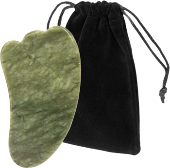 Zielona, polerowana płytka Gua Sha z naturalnego jadeitu, o profilowanym kształcie, obok czarny woreczek.