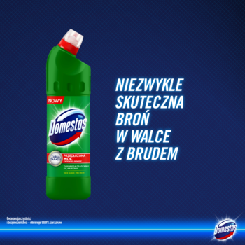 Zielony Domestos Przedłużona Moc żel do WC Pine Fresh, butelka z czerwoną nakrętką na niebieskim tle.