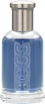 Perfumy BOSS w szklanej butelce z niebieskim płynem, metalową nakrętką, logo wytłoczone na froncie. Widok z przodu.
