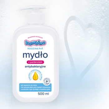 Bambino Rodzina mydło w płynie antybakteryjne 500 ml w białej butelce z pompką, widok z przodu.