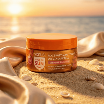 Pomarańczowy słoiczek rozświetlającego olejku do ciała w żelu Venus Golden Sun na piasku i tle morza.
