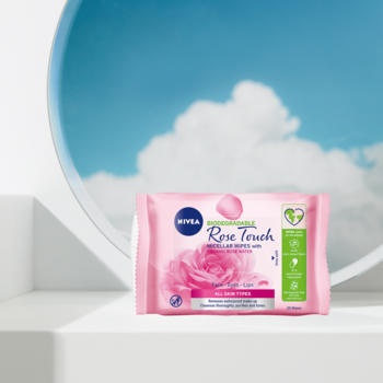 Różowe opakowanie NIVEA Rose Touch micelarne chusteczki do demakijażu z różą, widok z przodu na tle nieba.