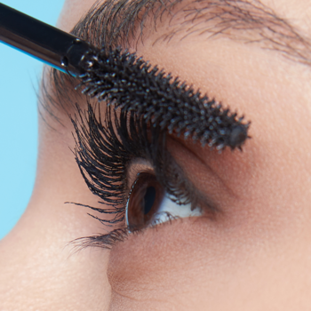 Aplikacja tuszu Maybelline Lash Sensational Sky High na rzęsy. Szczoteczka precyzyjnie pokrywa każdą rzęsę.