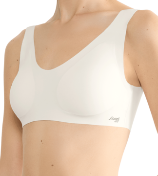 Biała, bezszwowa braletka Sloggi Zero Feel Core z superdelikatnej mikrofibry, widok z przodu na torsie.